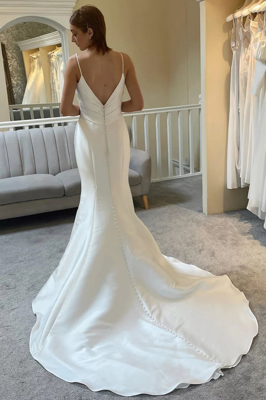 Robe de mariée longue trompette dos nu à bretelles spaghetti et traîne